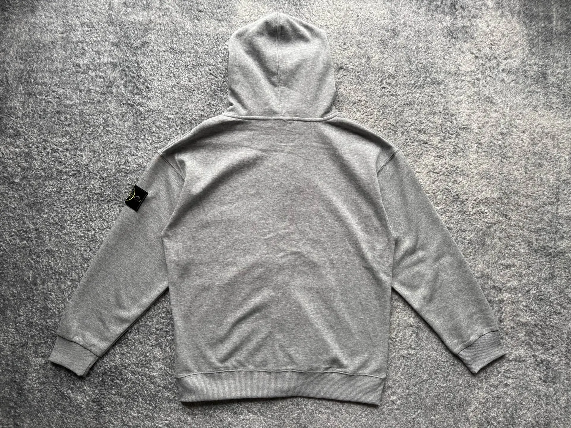 P186 STONE ISLAND Classic solid color casual hooded zipper long-sleeved spring and autumn sweatshirt jacket, same style for men and women. Stone Island hooded zipper sweatshirt, the outer seam design is the highlight, the details are interesting but not too high-profile. The black bottom is paired with a silver zipper. The overall look is low-key and neat, and the texture is very online. The version is relatively loose, making it very comfortable to wear. The style is more relaxed and does not pick on people or occasions. It looks very stylish when worn alone, and it’s totally OK when paired with a T-shirt. It is versatile when paired with jeans or khakis. It is casual and not sloppy. It can be easily used for commuting, parties and daily life. It is the kind of item that is often worn in the wardrobe but is reluctant to change. Color: Black Gray Navy Size Clothes length Shoulder width Bust Sleeve length Recommended weight S 69 56 54 54 115-130 M 71 59 57 55 130-155 L 73 62 60 56 155-175 XL 75 65 63 57 175-200